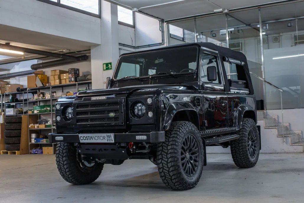 Land Rover Defender Apolo restored by Costa Motor — workshop