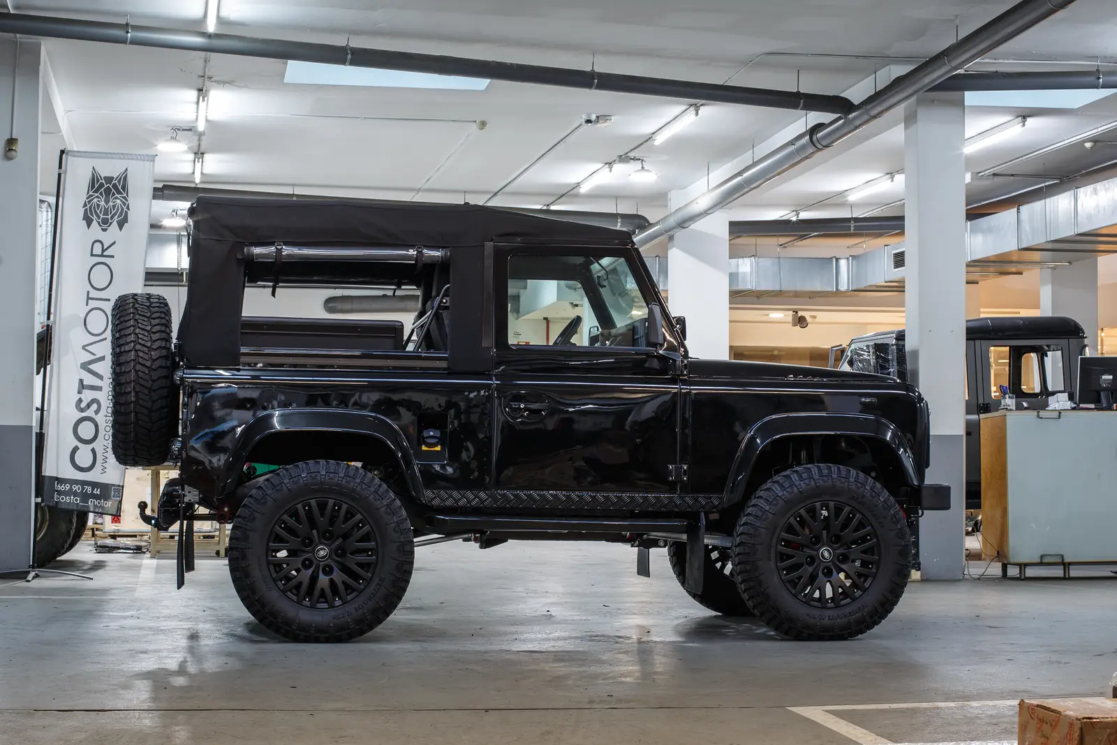 Defender 90 Apolo restored by Costa Motor — side three-quarter