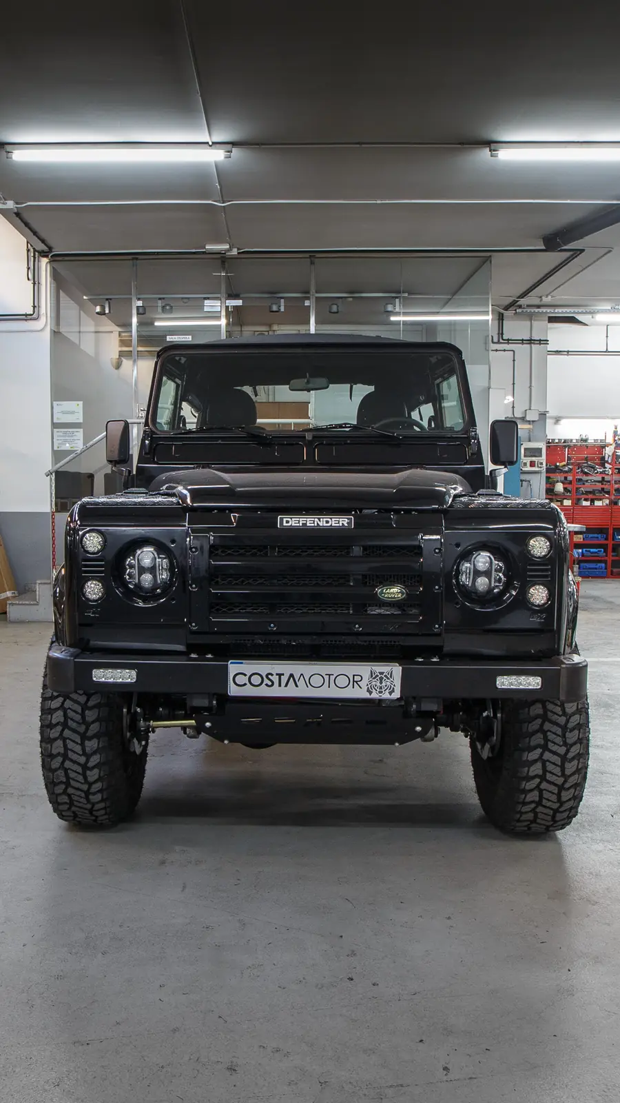 Defender 90 Apolo restored by Costa Motor — front straight