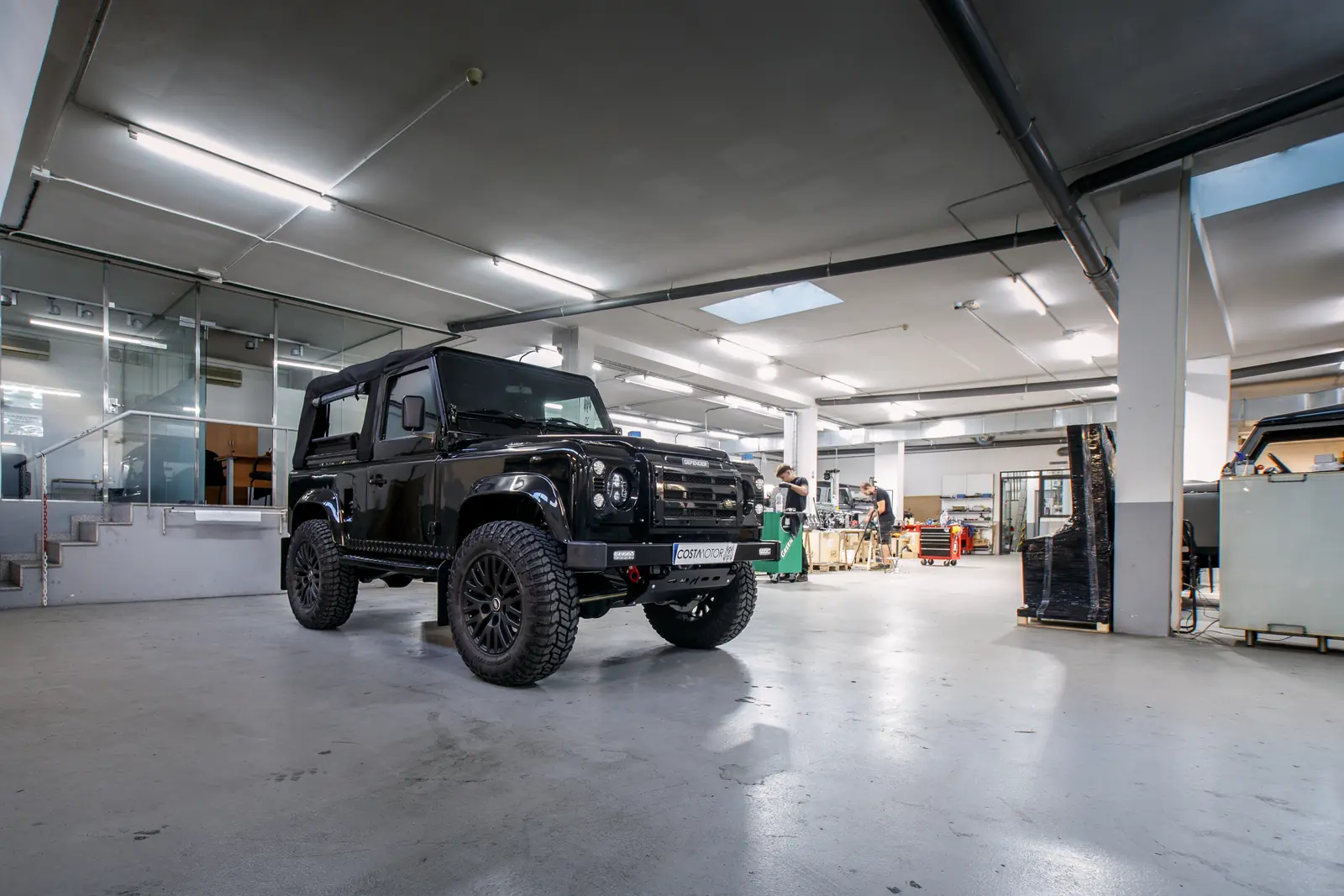 Defender 90 Apolo restored by Costa Motor — rear three-quarter