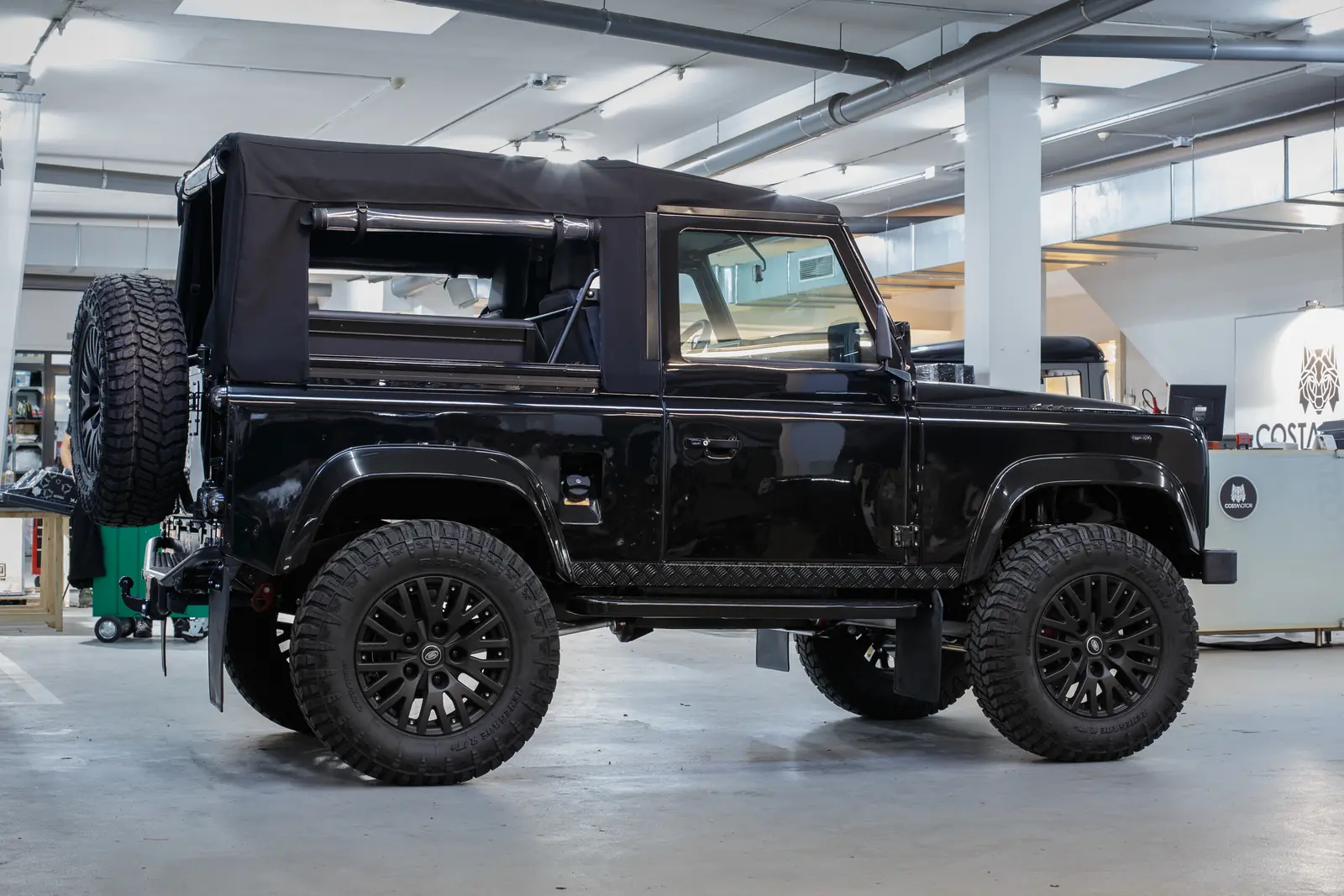 Defender 90 Apolo restored by Costa Motor — front workshop