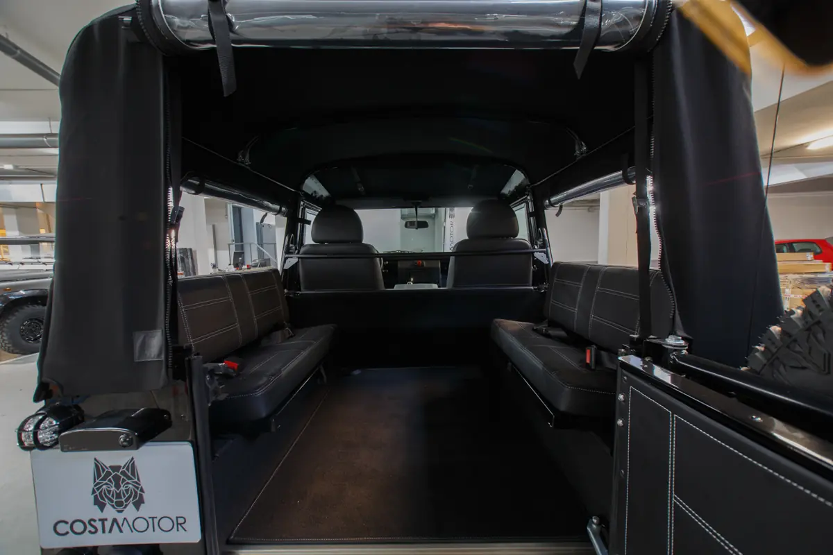 Defender 90 Apolo restored by Costa Motor — rear wheel detail