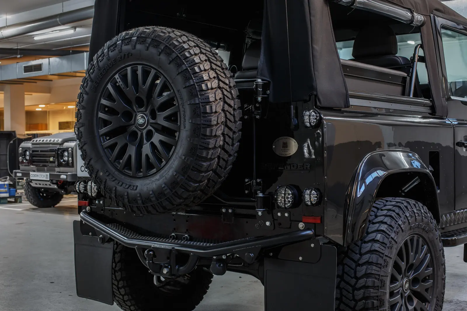 Defender 90 Apolo restored by Costa Motor — rear wheel detail