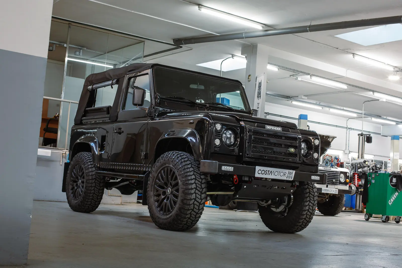 Defender 90 Apolo restored by Costa Motor — front three-quarter