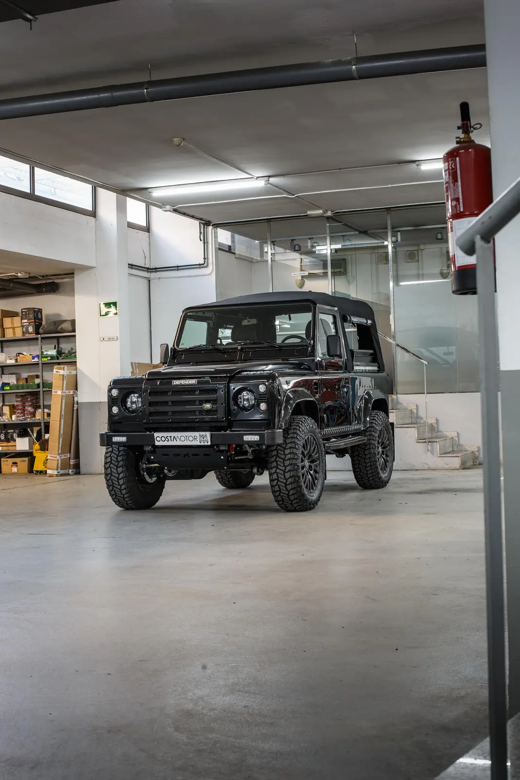 Defender 90 Apolo restored by Costa Motor — front workshop
