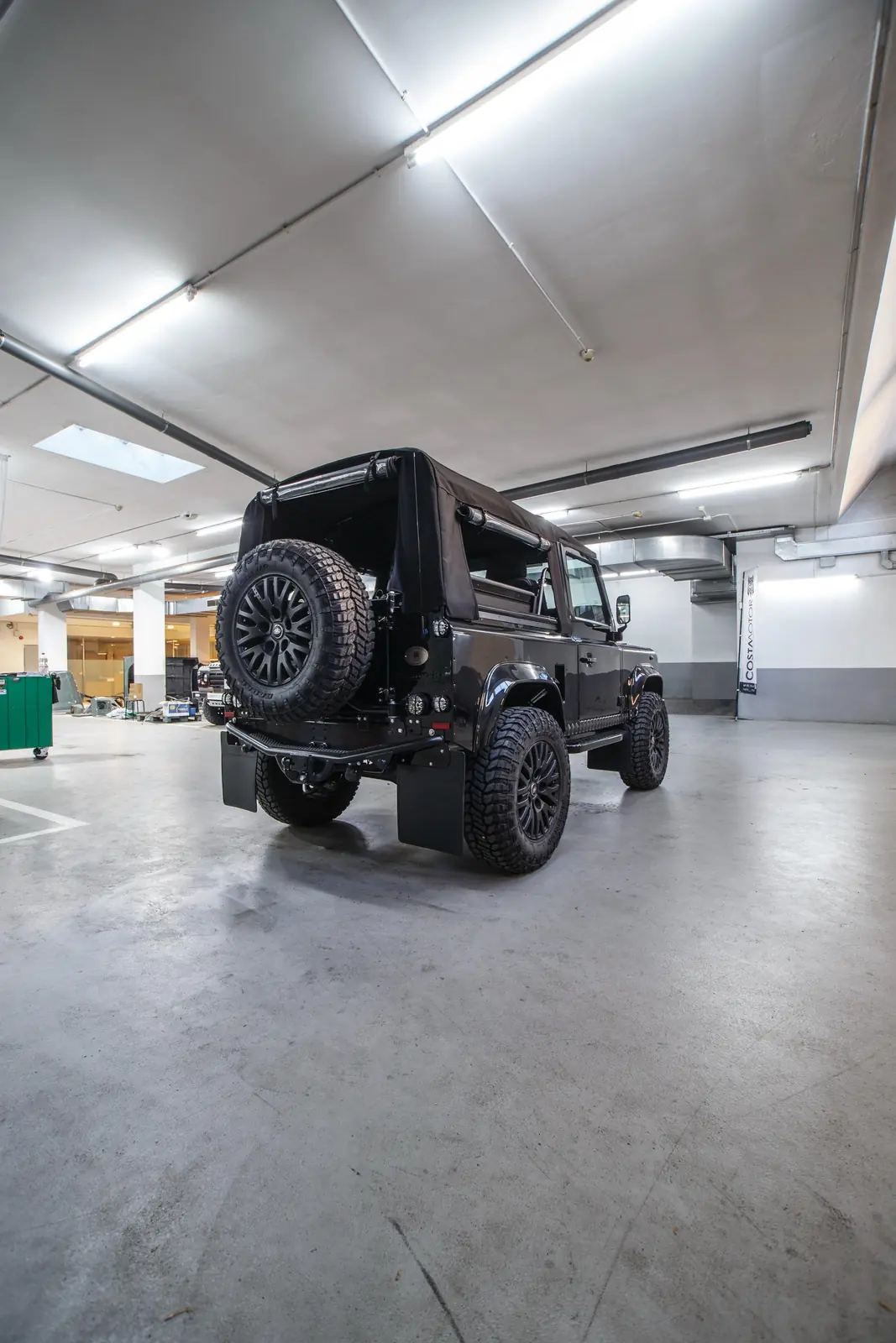 Defender 90 Apolo restored by Costa Motor — side step detail