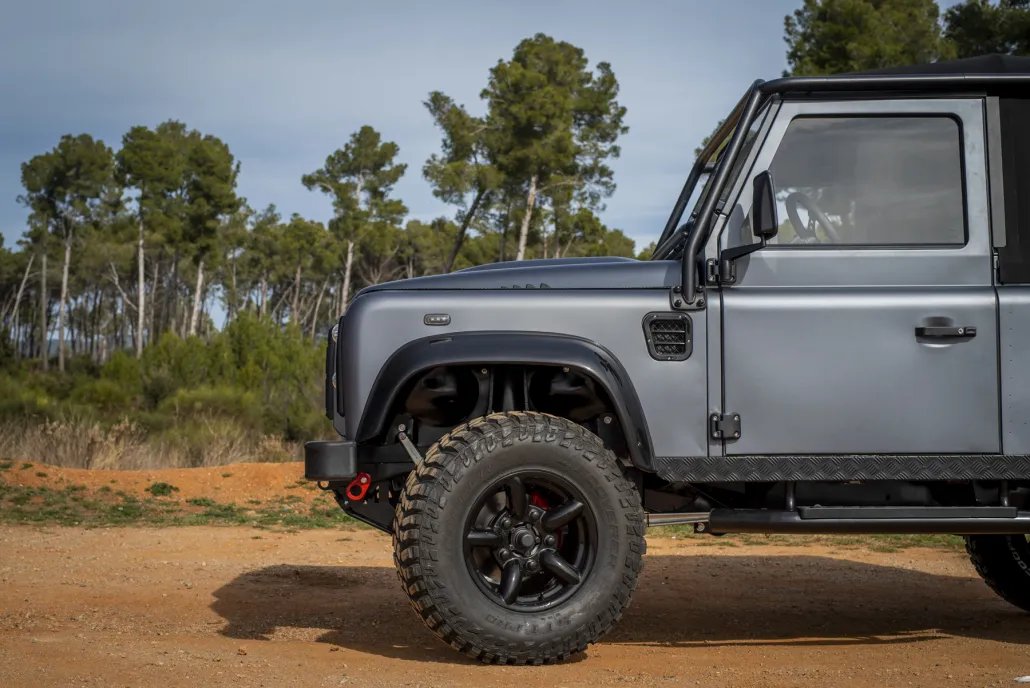 Land Rover Defender Rambo restored by Costa Motor — fender